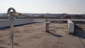 Sistemi di fissaggio per pannelli fotovoltaici su tetto piano con fissaggio su parapetto in cemento sunage 01