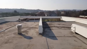 Sistemi di fissaggio per pannelli fotovoltaici su tetto piano con fissaggio su parapetto in cemento sunage 02