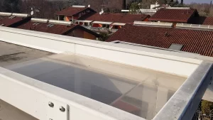 Sistemi di fissaggio per pannelli fotovoltaici su tetto piano con fissaggio su parapetto in cemento sunage 03