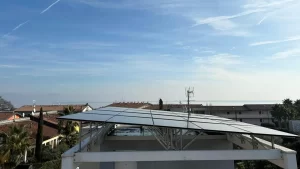 Sistemi di fissaggio per pannelli fotovoltaici su tetto piano con fissaggio su parapetto in cemento sunage 04