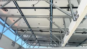 Sistemi di fissaggio per pannelli fotovoltaici su tetto piano con fissaggio su parapetto in cemento sunage 05