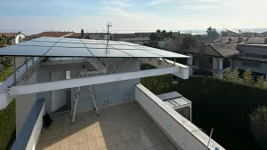 Sistemi di fissaggio per pannelli fotovoltaici su tetto piano con fissaggio su parapetto in cemento sunage 06