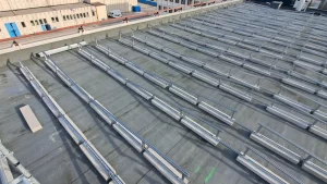 Sistemi di fissaggio per pannelli fotovoltaici su tetto piano vela est ovest con zavorre sunage 02