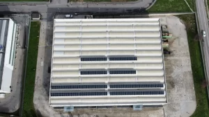 impianto per pannelli fotovoltaici su tetto nel verso del cupolino trave a Y