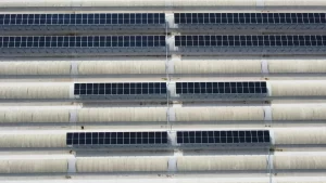 impianto per pannelli fotovoltaici su tetto nel verso del cupolino trave a Y