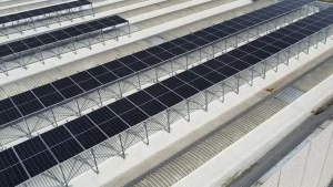 impianto per pannelli fotovoltaici su tetto nel verso del cupolino trave a Y