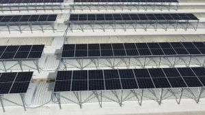 impianto per pannelli fotovoltaici su tetto nel verso del cupolino trave a Y