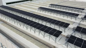 impianto per pannelli fotovoltaici su tetto nel verso del cupolino trave a Y