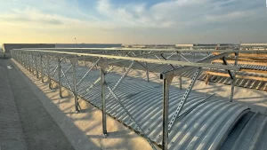 impianto per pannelli fotovoltaici su tetto nel verso del cupolino trave a Y