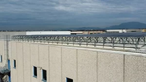 impianto per pannelli fotovoltaici su tetto nel verso del cupolino trave a Y