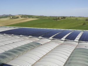 sistemi di fissaggio pannelli fotovoltaici per montaggio su tetto a cupolino fissaggio su trave Y Teknoimpianti Montegridolfo1