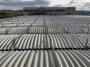 sistemi di fissaggio pannelli fotovoltaici per montaggio su tetto a cupolino fissaggio su trave Y Teknoimpianti Montegridolfo6