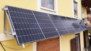 installazione pannelli fotovoltaici su parete frangisole casa