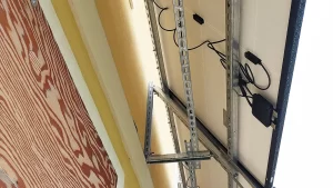 installazione pannelli fotovoltaici su parete frangisole casa