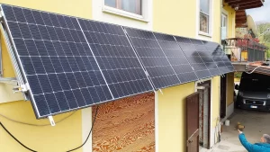 installazione pannelli fotovoltaici su parete frangisole casa
